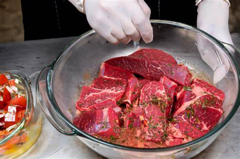Proceso de atado de la carne para el redondo relleno