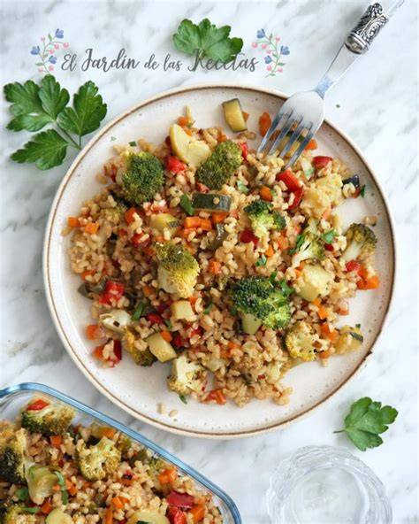 Plato de arroz integral con verduras bajas en potasio