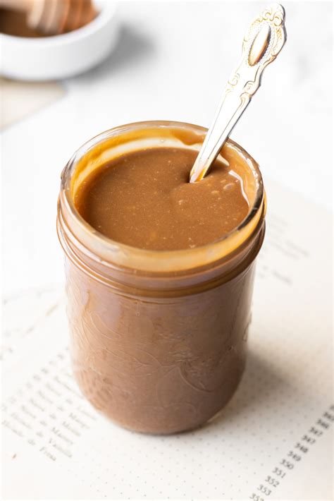 Dulce de leche vegano en un frasco de cristal con una cuchara