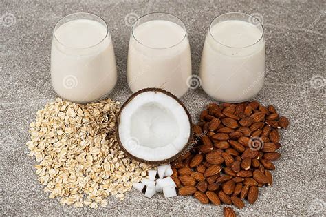 Variedad de leches vegetales: almendras, soja, coco y avena