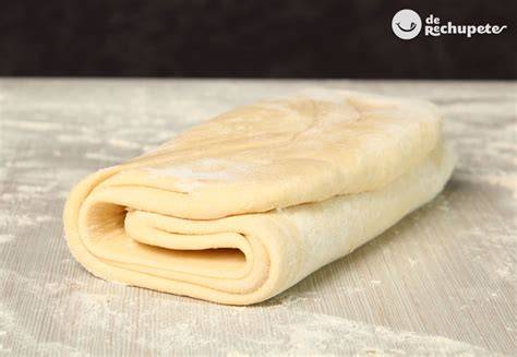 Capas de masa y mantequilla en hojaldre