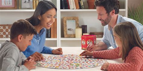 Familia jugando a un juego de mesa de sopa de letras