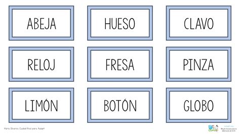 Primer plano de fichas transparentes sobre letras de palabras en un juego de mesa