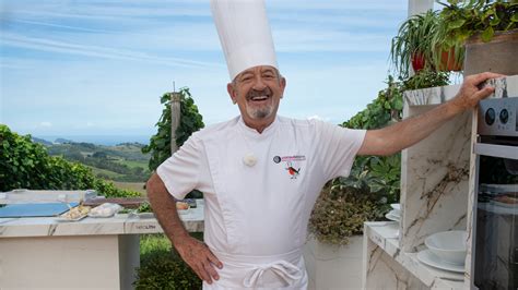 Karlos Arguiñano sonriendo y cocinando