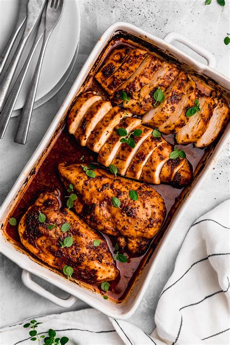 Pechuga de pollo asada en bandeja de horno con guarnición