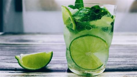 Refresco de limón con hierbabuena