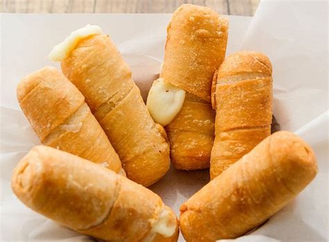 Tequeños fritos listos para servir
