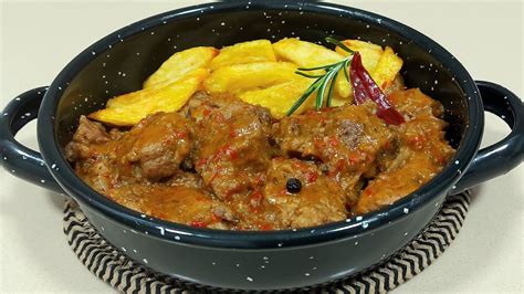 Caldereta de cerdo servida en un plato