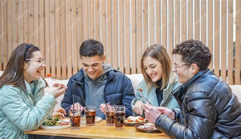 Personas celíacas disfrutando de un mate libre de gluten