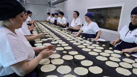 Mujeres trabajando en la línea de producción de las tortas de Inés Rosales