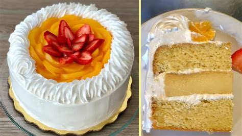 Pastel de Ángel sobre un plato decorado con un poco de fruta
