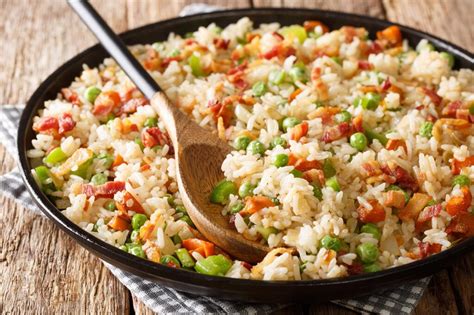 Arroz con panceta y cebolla en una paellera