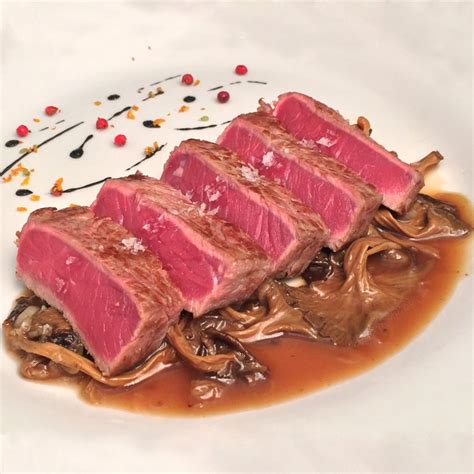 Lomo de ternera con salsa de cerezas y esferas de pimiento