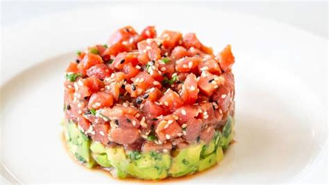 Tartar de fuet con aguacate y tomate en un vasito