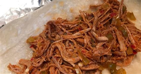 Plato de aprovechamiento con carne deshebrada y salsa de tomate