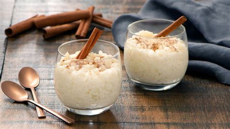 Arroz con leche tradicional con canela en polvo y piel de limón