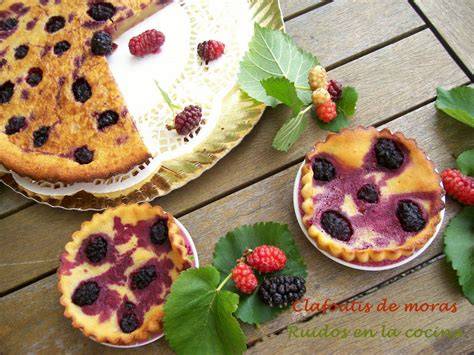 Clafoutis de moras recién horneada en un molde redondo