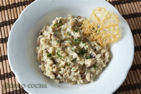 Risotto de setas cremoso con queso parmesano rallado