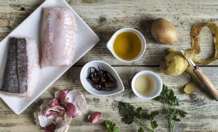 Ingredientes de la salsa bilbaína: ajos, guindilla, perejil, aceite, vinagre