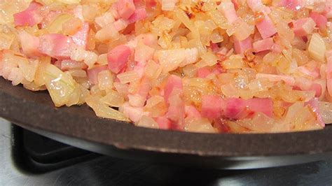 Bacon dorado y sofrito de cebolla