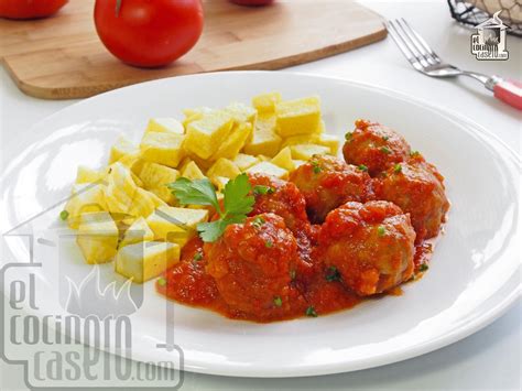 Albóndigas en salsa de tomate con feta