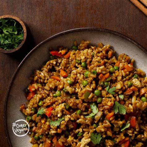Arroz frito vegano con verduras