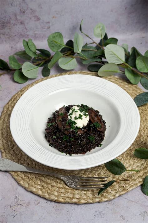 plato de arroz negro vegano con algas