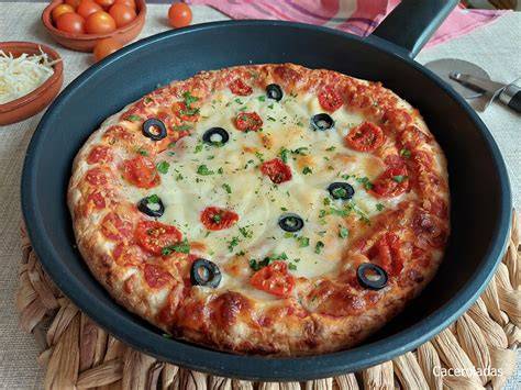 Masa de pizza en sartén de hierro fundido