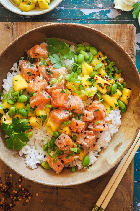 Bowl de salmón con sriracha mayo y todos los acompañamientos