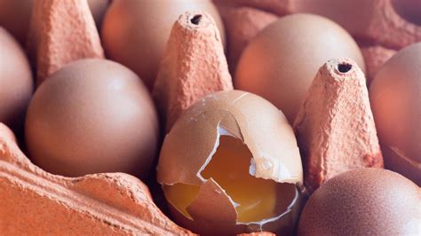 Huevos con cáscara rota o sucia