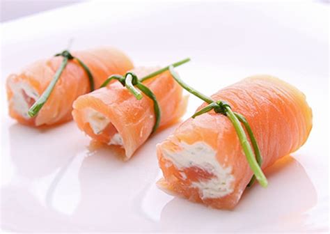 presentación de rollitos de salmón ahumado con queso crema y hinojo