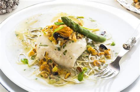 Plato de merluza con salsa de mejillones y espárragos