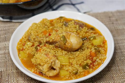 Arroz caldoso con pollo en un plato hondo