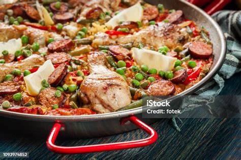 Pollo dorándose en una paellera