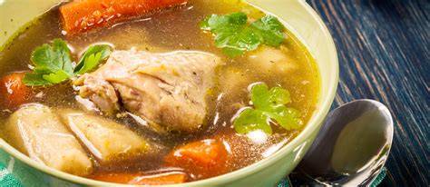Hebras de azafrán y caldo de pollo caliente
