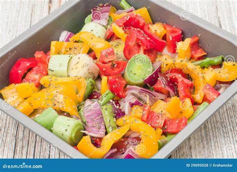 Variedad de verduras frescas listas para asar en una bandeja de horno