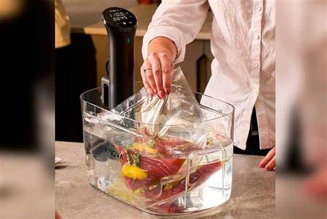 Carne cocinándose en baño maría con técnica sous vide