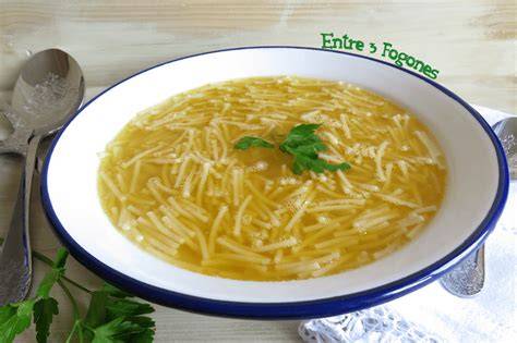 Sopa de cocido con fideos
