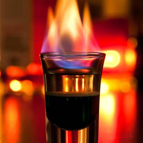 Ingredientes básicos para preparar el cóctel Cucaracha: tequila y licor de café Kahlúa