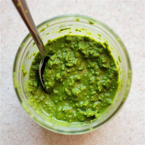 preparación de salsa pesto de orégano en procesador