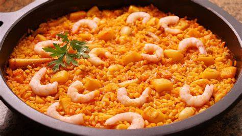 Plato de arroz con gambas recién hecho