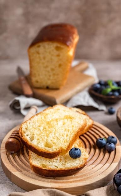 pan dulce casero recién horneado con arándanos
