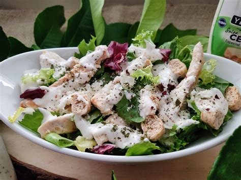 Ensalada César con pollo a la plancha de McDonald's en un bol