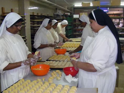 Monjas agustinas trabajando en el obrador de dulces