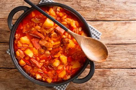 Manos cocinando un guiso tradicional de forma pausada