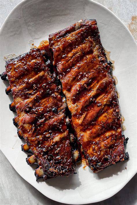 Plato de costillas de cerdo horneadas con dados de berenjena dorada