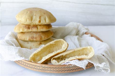 Pan de pita inflado en el horno