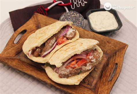 Montaje de un kebab en pan de pita