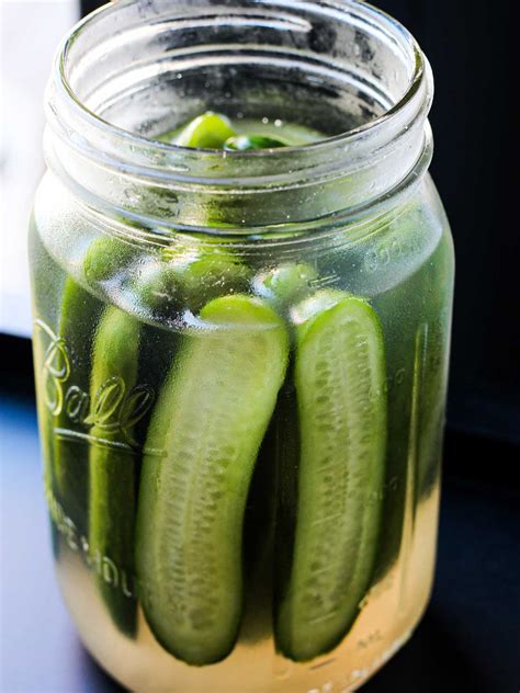 tarros de cristal con pepinillos en vinagre caseros