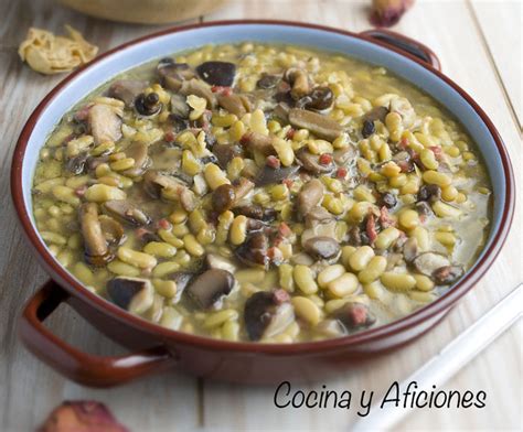 plato de alubias verdinas con setas y especias aromáticas